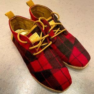 Toms Bota Red/Black Plaid Felt Bootie Women's Size 8.5